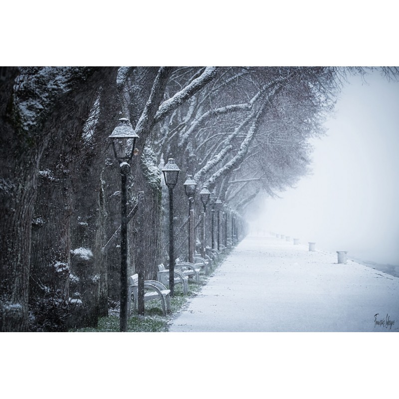 En baie de Somme, à Saint-Valery-sur-Somme, les quais Courbet sont couverts de neige.