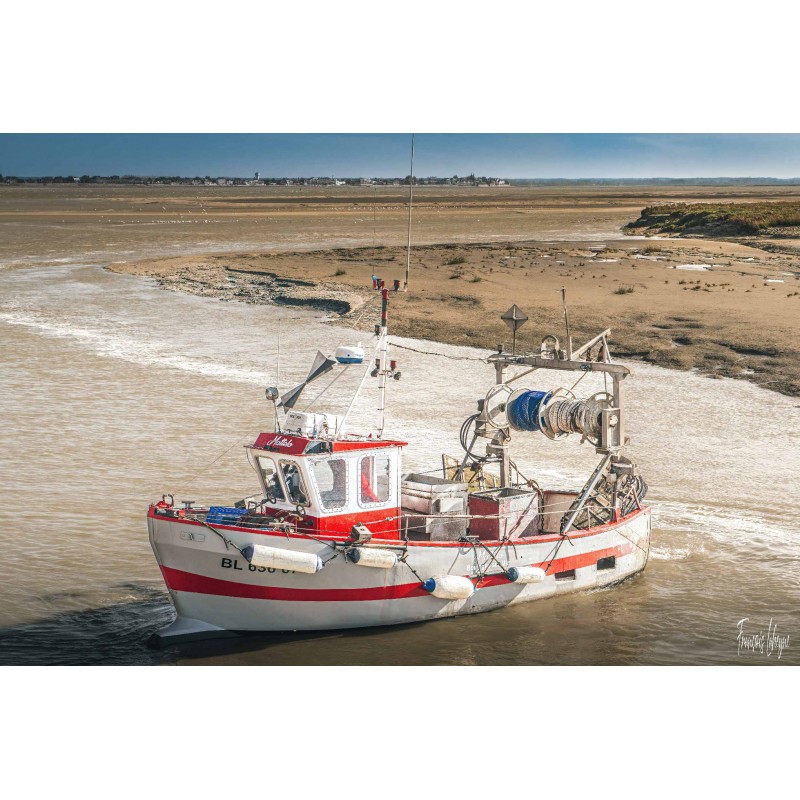 Au port du Hourdel, le crevettier Mattelo se trouve dans un chenal peu profond de la baie de Somme