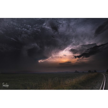 Au-dessus de la baie de Somme, un ciel d’orage sombre laisse paraître une lueur chaude près de l’horizon.